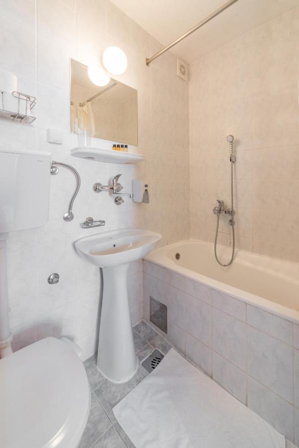 R Club Apartments Old Town Budva Bagian luar foto